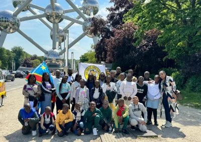 Photographie de groupe de l’expédition scolaire en Belgique.