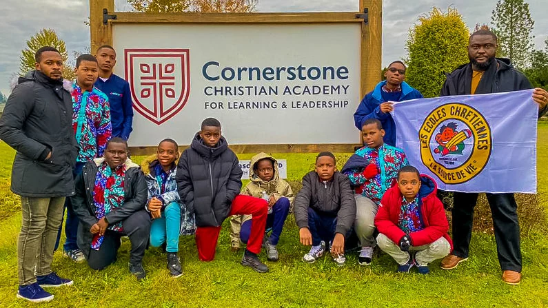 Le groupe de Source de Vie devant Cornerstone Christian Academy.